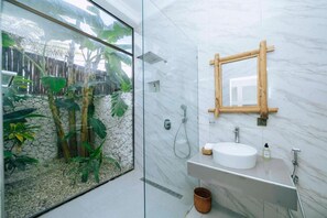 Tweepersoonskamer, balkon | Badkamer