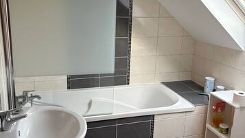 Douche, sèche-cheveux, serviettes fournies