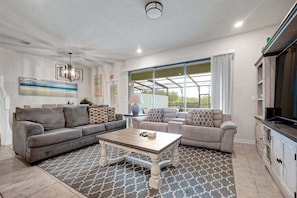 Smart TV, books, stereo - Solterra Bliss Retreat, Near Disney w/ Lazy River (Davenport)