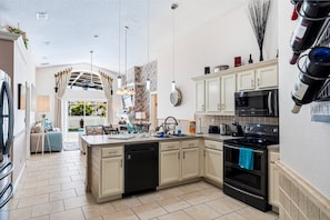 Coffee/tea maker, fridge, microwave, oven - 4BR Villa, South-Facing Pool Near Disney (Kissimmee)