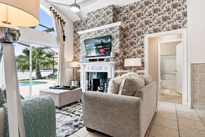 Smart TV - 4BR Villa, South-Facing Pool Near Disney (Kissimmee)