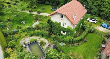 Maison en pierre avec cabane et parc en Valdaine