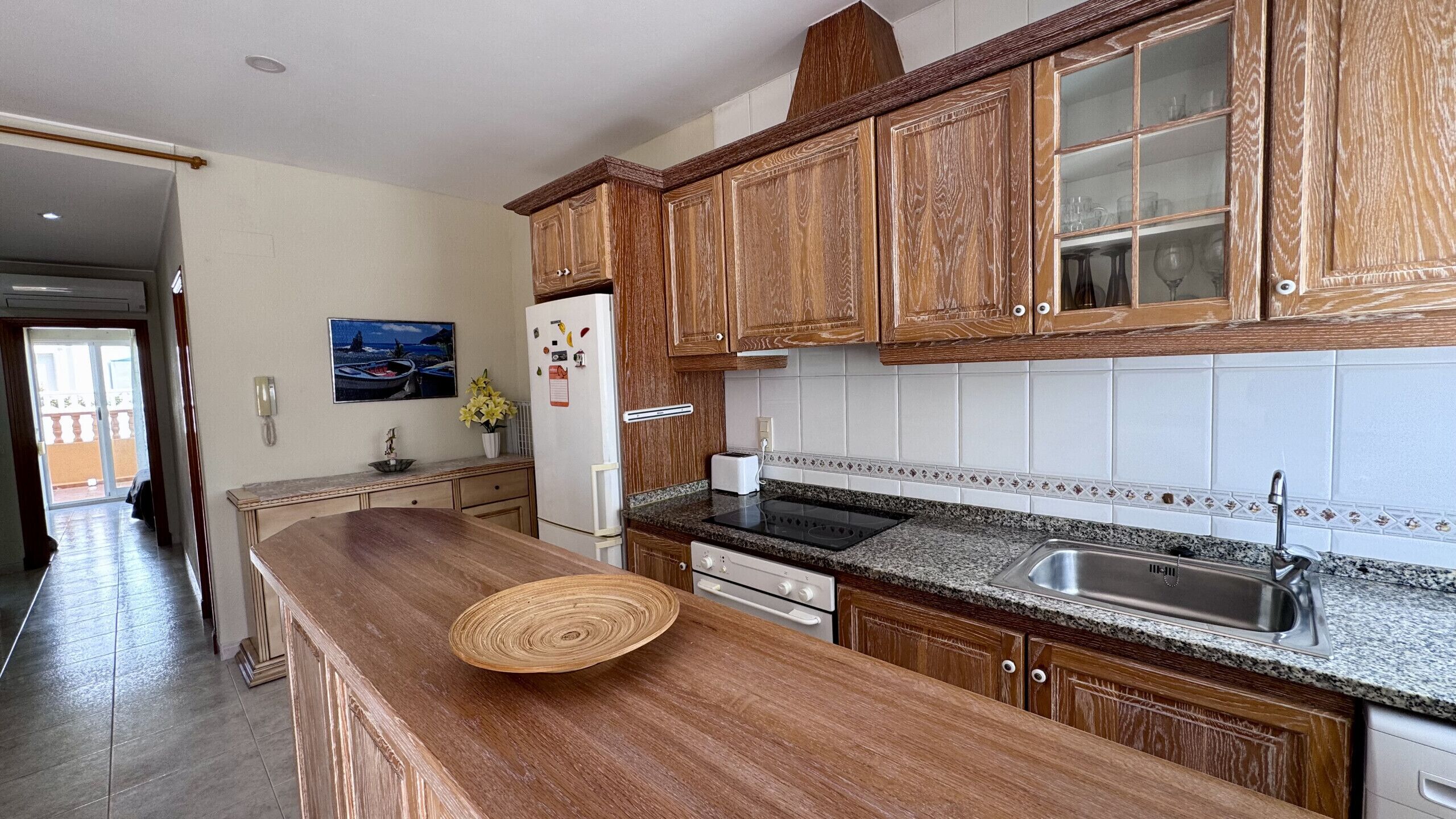 Wasserkocher mit Kaffee-/Teezubehör, Kühlschrank, Mikrowelle, Ofen