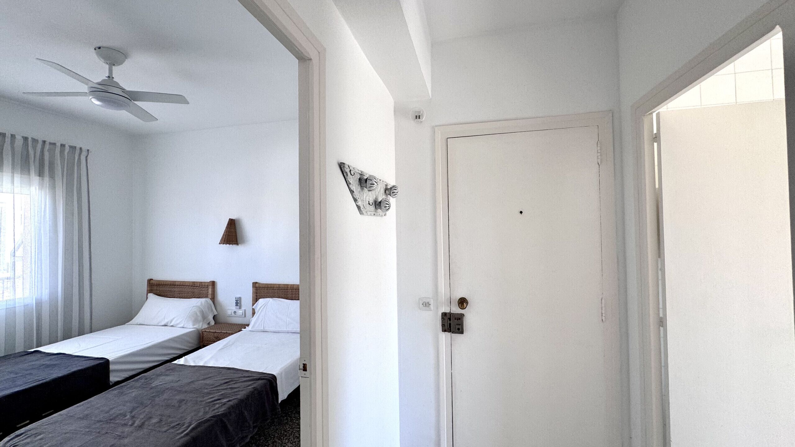 Tabla de planchar con plancha y ropa de cama