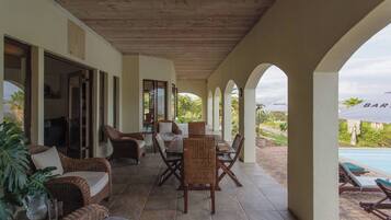 Villa, 3 habitaciones, con acceso para personas discapacitadas, para fumadores | Restaurante al aire libre