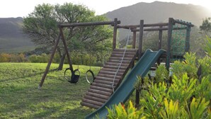 Children’s area - Barton Hoopoe Cottage Near Hermanus With Wood Fired Hot Tub (Bot River)