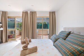 A hotel room with a bed, a view of the outside, and a balcony. - Apartment 'En Elviria' with Shared Pool, Wi-Fi and Air Conditioning (Marbella)