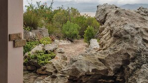Un sendero de piedra que lleva a un paisaje natural con vistas a montañas distantes.