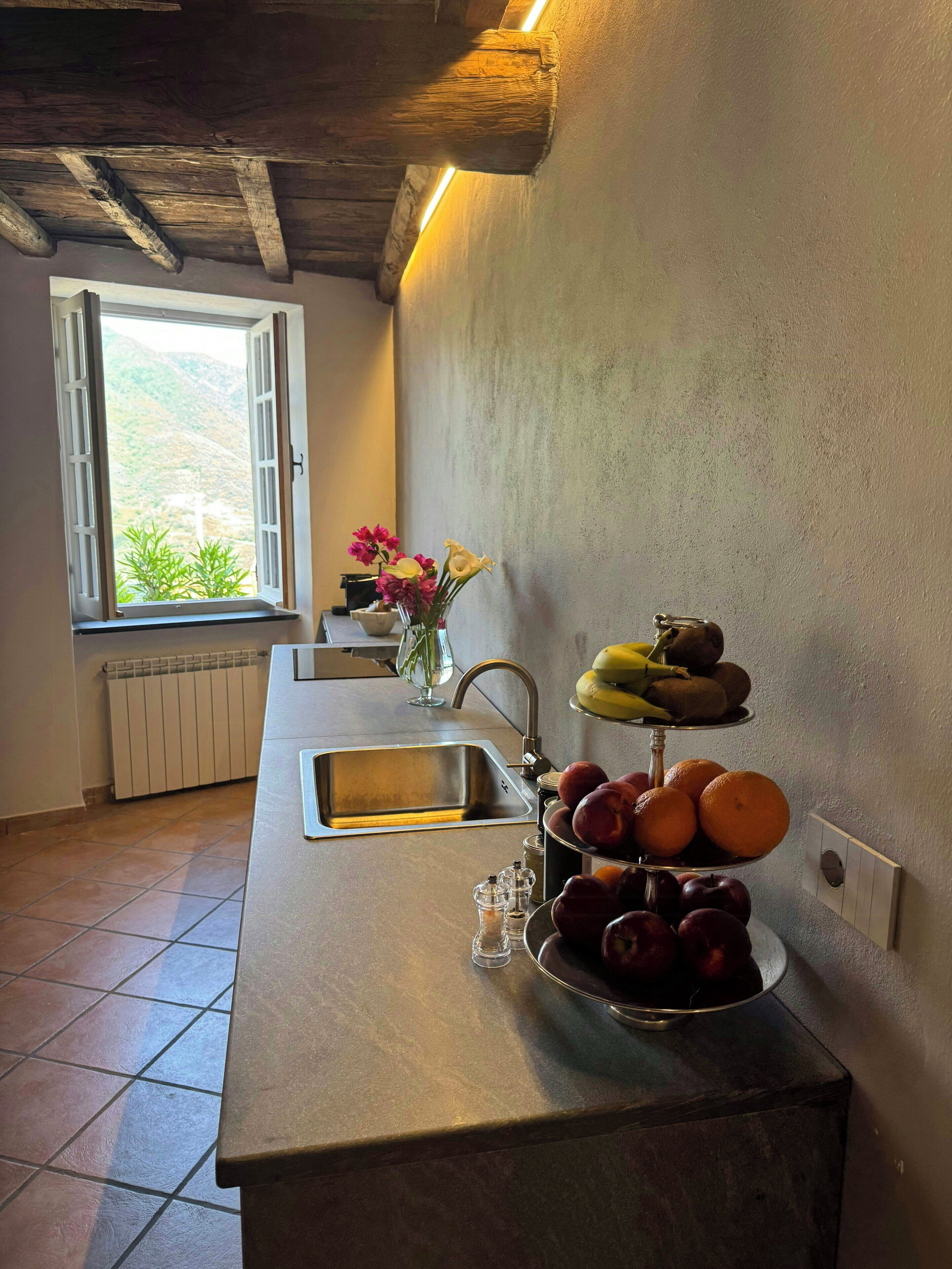 Ofen, Geschirrspüler, Wasserkocher mit Kaffee-/Teezubehör