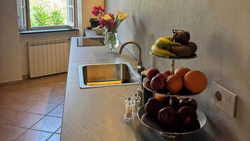 Ofen, Geschirrspüler, Wasserkocher mit Kaffee-/Teezubehör