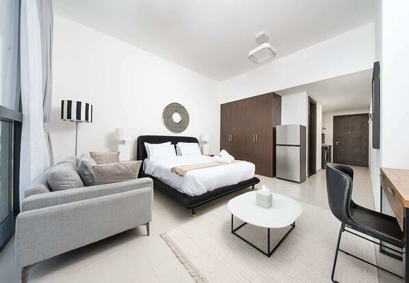Tabla de planchar con plancha, wifi gratis y ropa de cama 