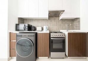 Cafetera y tetera, refrigerador, microondas y horno 