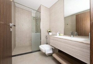 Shower, hair dryer, bidet, towels - Beachfront Studio W Pool & Gym Access (Ajmal Makan)