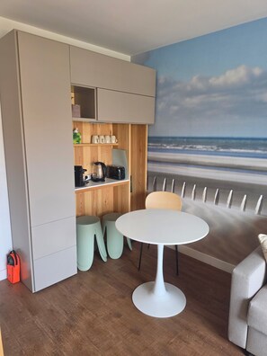 Dining - Vrbo Property (Paris)
