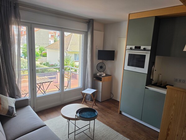 Living area - Vrbo Property (Paris)