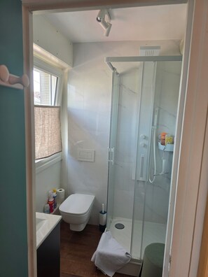 Bathroom - Vrbo Property (Paris)