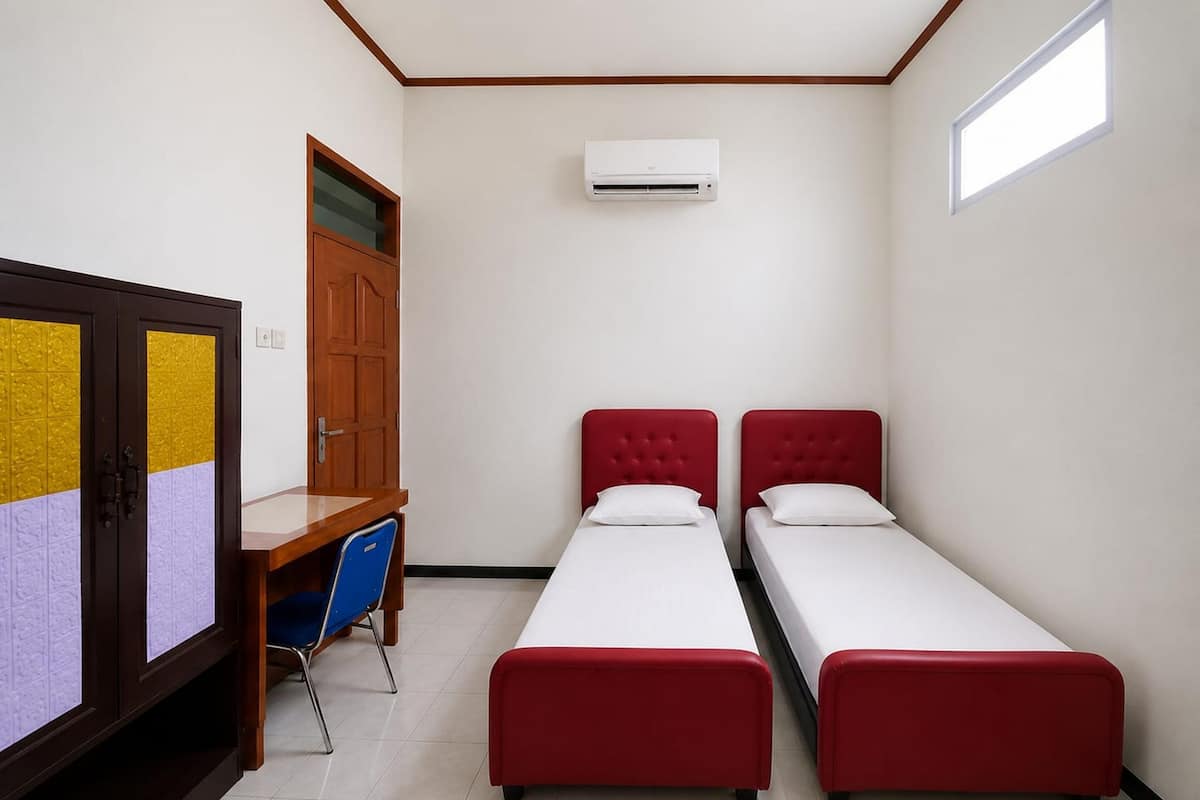 Quarto duplo standard | Escrivaninha, Wi-Fi de cortesia, roupa de cama