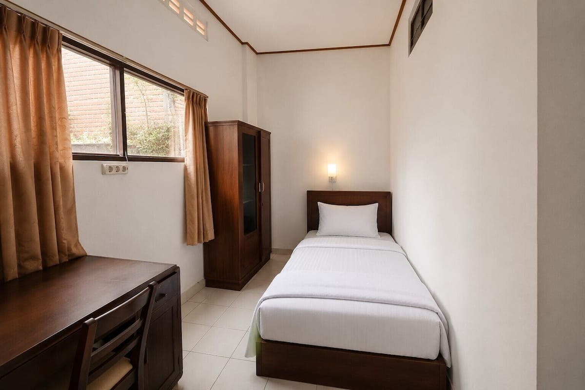 Quarto solteiro standard | Escrivaninha, Wi-Fi de cortesia, roupa de cama