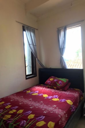Standard Double Room | Bed sheets - OYO 95309 Ijen Homestay (Banyuwangi)