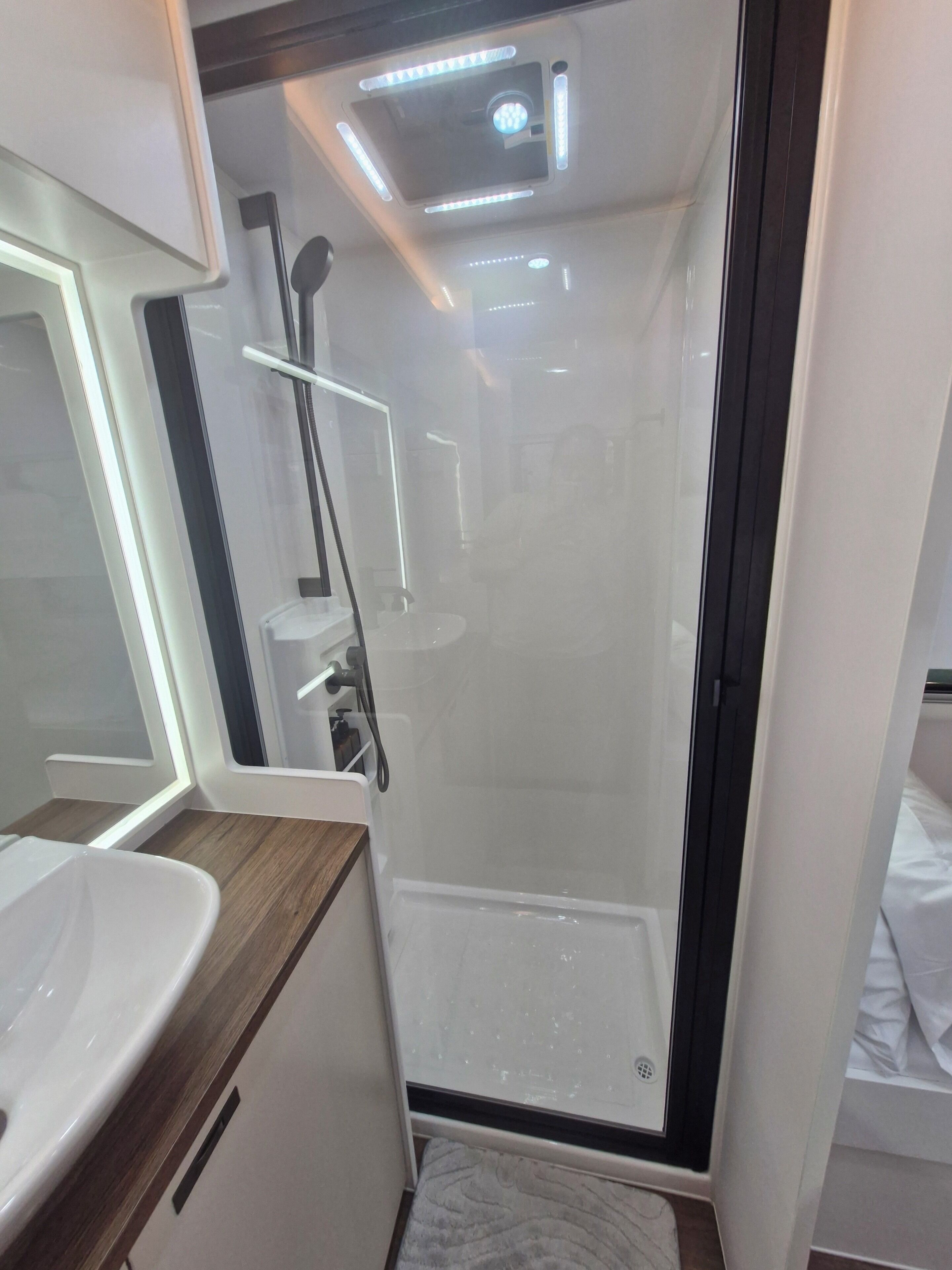 Dusche, Handtücher, Seife, Toilettenpapier