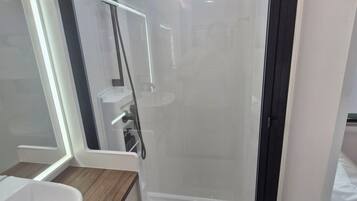 Regadera, toallas, jabón, papel de baño