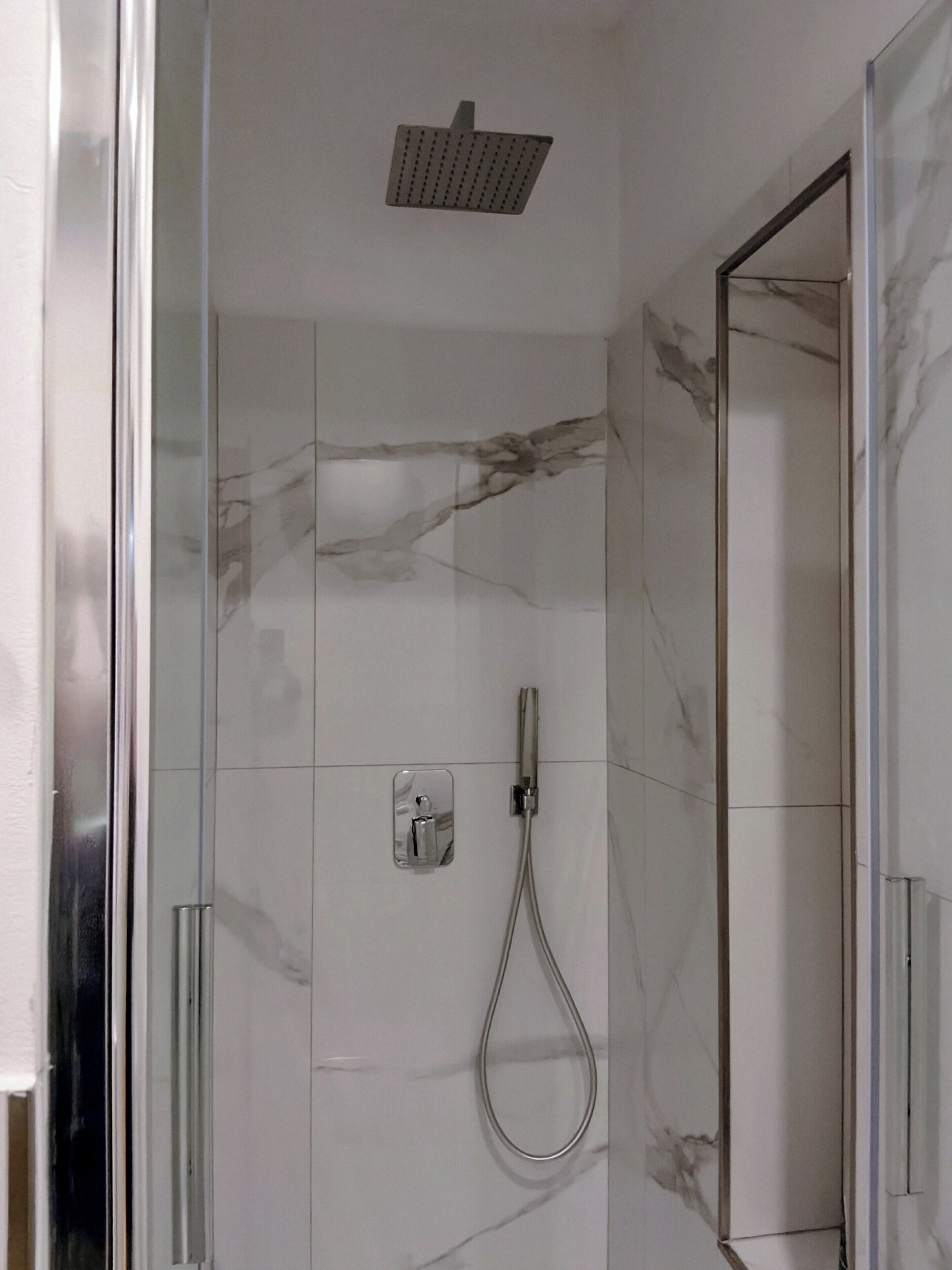 Een douche, een haardroger, een bidet, handdoeken