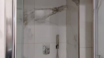 Een douche, een haardroger, een bidet, handdoeken