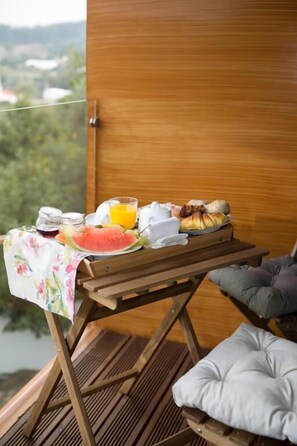 Kamar Double atau Twin Deluks, balkon, pemandangan gunung | Tempat makan outdoor
