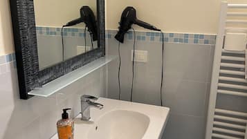 Comfort Double Room, Garden View | Bathroom