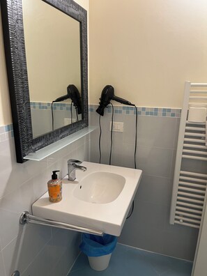 Comfort-Doppelzimmer, Gartenblick | Badezimmer | Dusche, Haartrockner, Handtücher, Shampoo