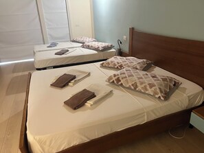 Comfort-Vierbettzimmer, Gartenblick | Schreibtisch, Verdunkelungsvorhänge, Bügeleisen/Bügelbrett