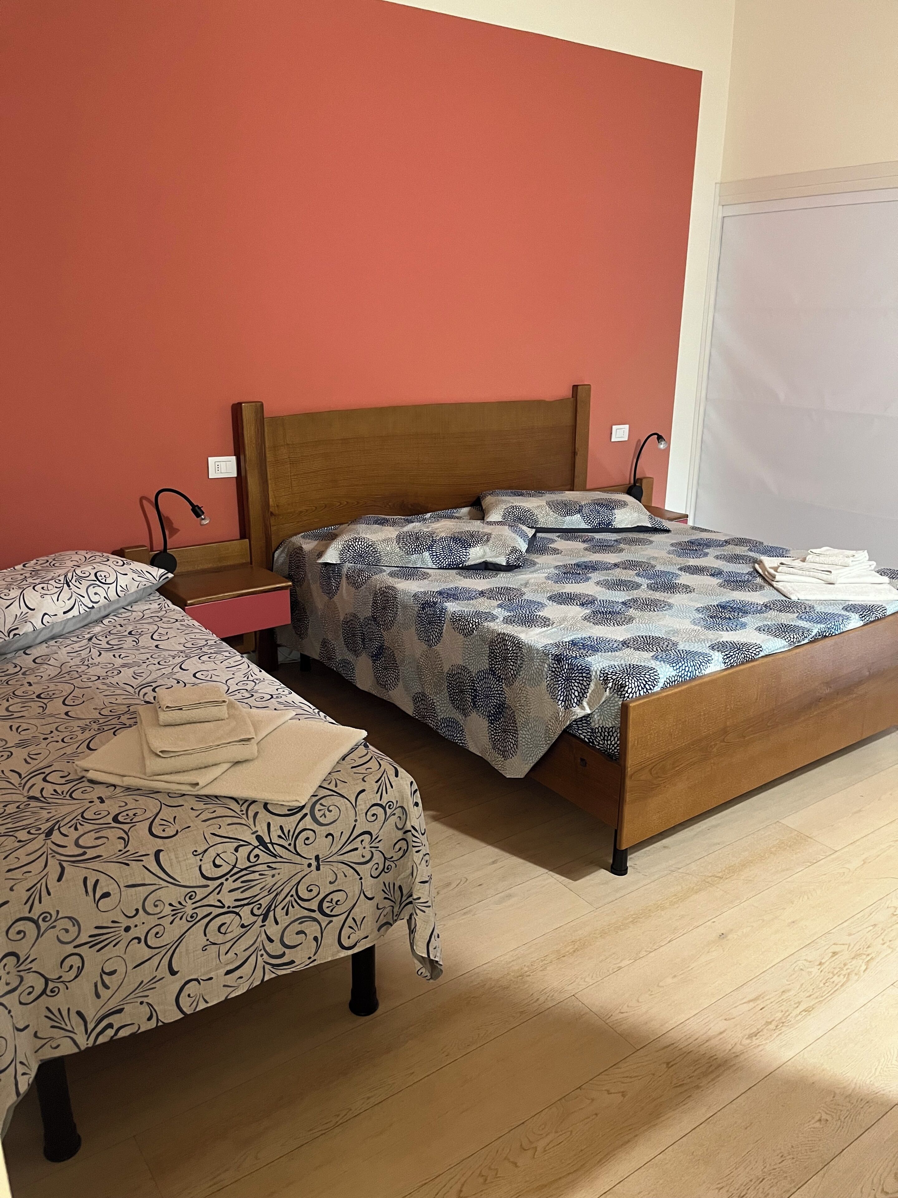 Comfort-Dreibettzimmer, Gartenblick | Schreibtisch, Verdunkelungsvorhänge, Bügeleisen/Bügelbrett