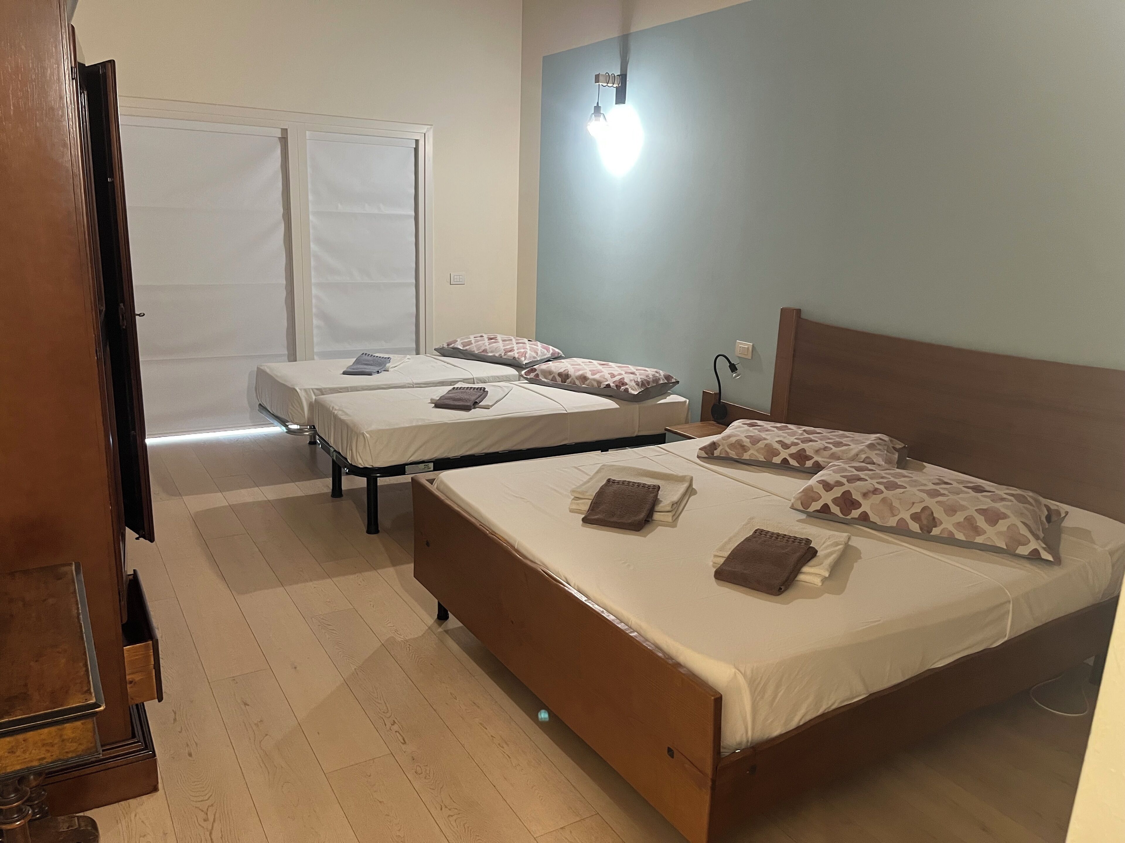 Comfort-Vierbettzimmer, Gartenblick | Schreibtisch, Verdunkelungsvorhänge, Bügeleisen/Bügelbrett