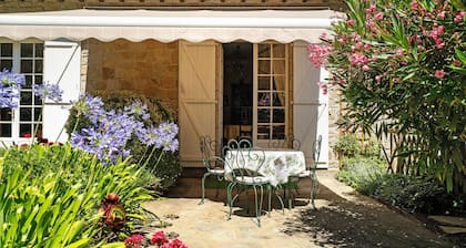 Bed and Breakfast 'La Grande Chambre Bleue' with Shared Garden and Wi-Fi
