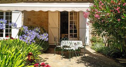 Guest Room "Chambre Fleurie" with Shared Garden and Wi-Fi