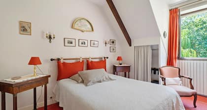 Guest Room "Chambre Fleurie" with Shared Garden and Wi-Fi