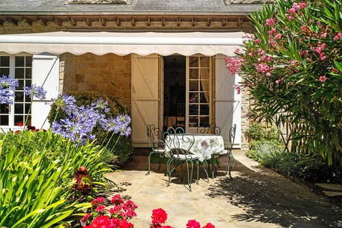Bed and Breakfast 'Chambre La Suite Rose Et Vieille Or' with Shared Garden and Wi-Fi
