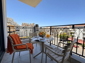 Outdoor dining - Qoople Elite 3 Elize 30 - Cozy 1-bedroom apartment in Alanya (Alanya)