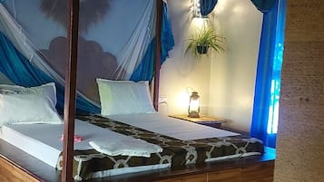 Un lit à baldaquin, une plante en pot et une table de chevet avec une lanterne.