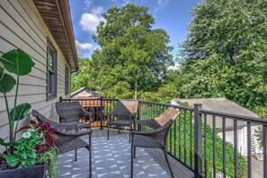 A covered patio with wicker furniture and potted plants. - 2-bedroom apartment in gorgeous Ronks with cool AC (Ronks)