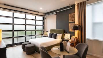 Studio Deluks, 1 Tempat Tidur Queen | Meja kerja, ruang kerja ramah laptop, dan setrika/meja setrika