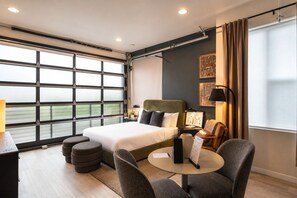 Estúdio luxo, 1 cama Queen | Escrivaninha, espaço de trabalho para notebook