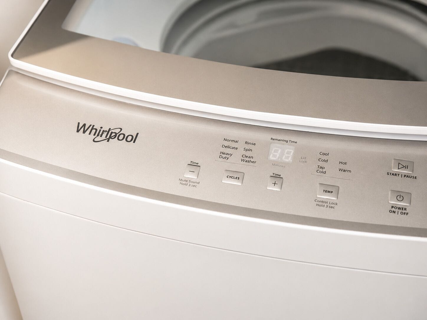 En Whirlpool vaskemaskine med et kontrolpanel der viser forskellige indstillinger og et digitalt display.