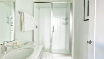 Đồ dùng nhà tắm miễn phí, máy sấy tóc, khăn tắm, xà phòng