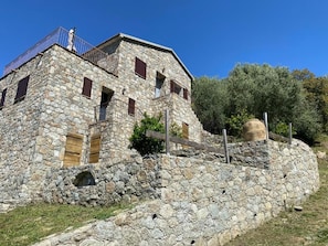 Un edifici de pedra amb diverses finestres i un balcó.