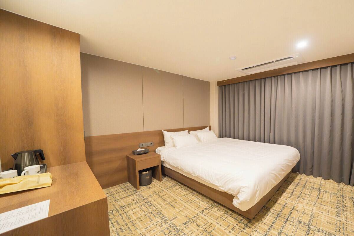 Double Room | Laptop workspace, soundproofing, free WiFi, wheelchair access