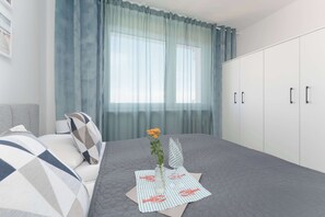 Een strijkplank/strijkijzer, reisbedje, wifi, beddengoed