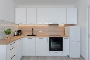 Een koelkast, een oven, een kookplaat, een vaatwasser