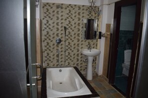 Luxury Studio Suite | Bathroom - Hotel Kings Paradise & Banquet (Lucknow)