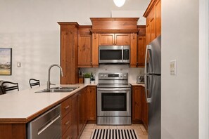 Coffee/tea maker, fridge, microwave, oven - Tremblant Prestige - Manoir 112-10 (Mont-Tremblant)